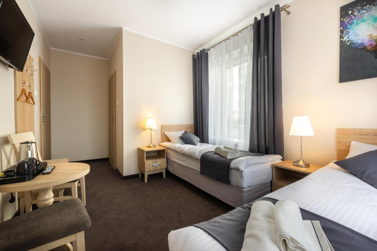 Aparthotel Astoria Fly Modlin Airport à Pomiechówek Extérieur photo